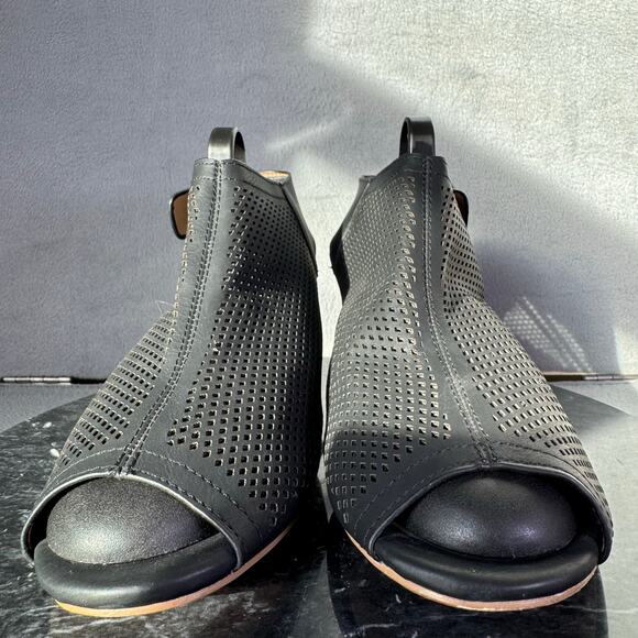 Restricted Peep Toe Cutout Black Heeled Sandals Ankle Strap Women’s Size 7 US - Picture 2 of 8